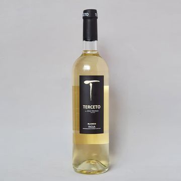 Una botella de vino blanco terceto está sobre una mesa.