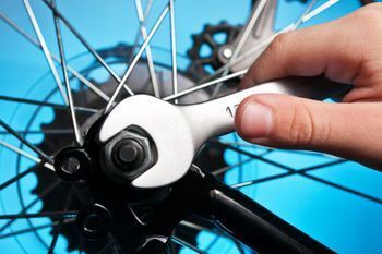 Reparatur an einer Fahrradnabe