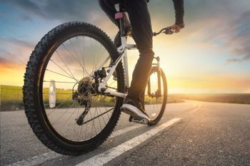 Fahrrad auf dem Weg in den Sonnenuntergang