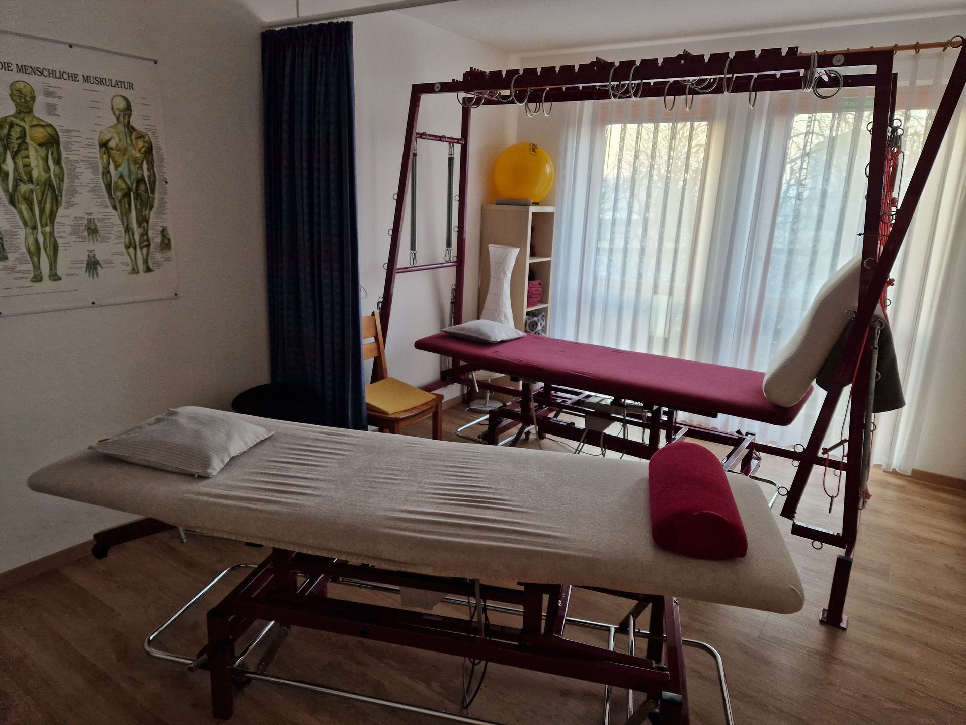 Ein lila Bett mit einem Kissen darauf in einem Zimmer