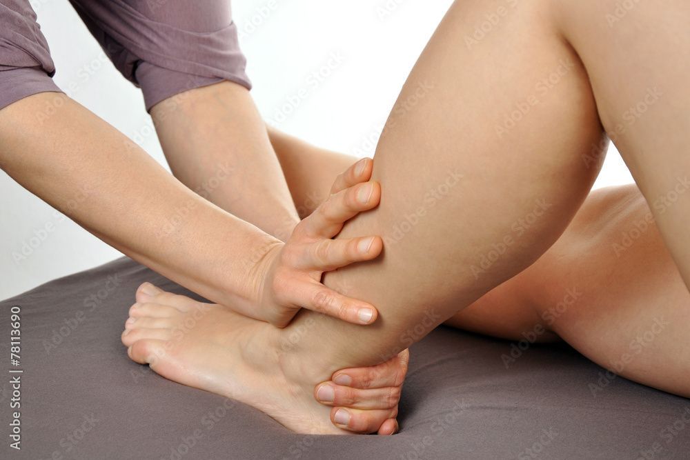 Eine Frau bekommt eine Massage von einem Mann.