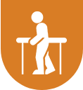 Eine Person steht mit einem Gehstock auf einem Rollator.
