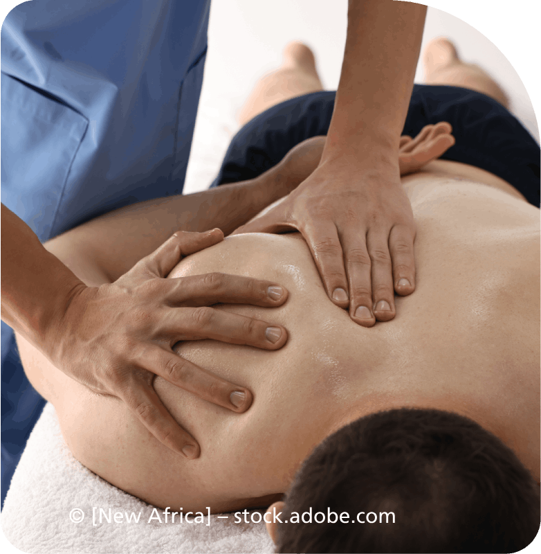 Ein Mann bekommt von einer Krankenschwester eine Rückenmassage