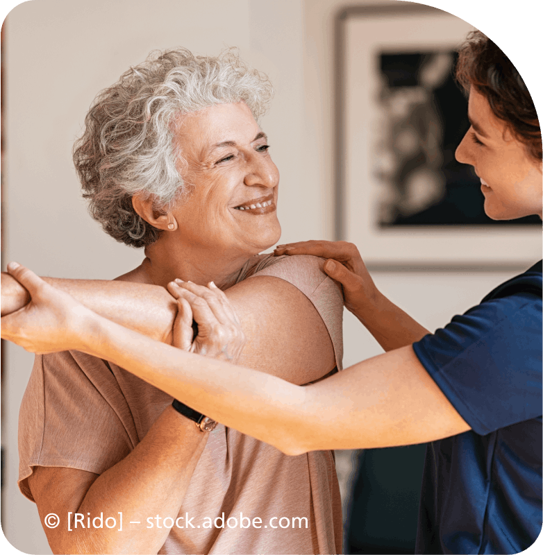 Eine Krankenschwester hilft einer älteren Frau, ihren Arm zu strecken.
