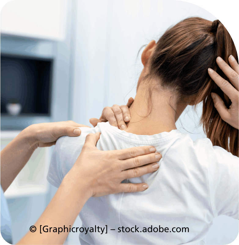 Eine Frau bekommt von einem Arzt eine Massage.