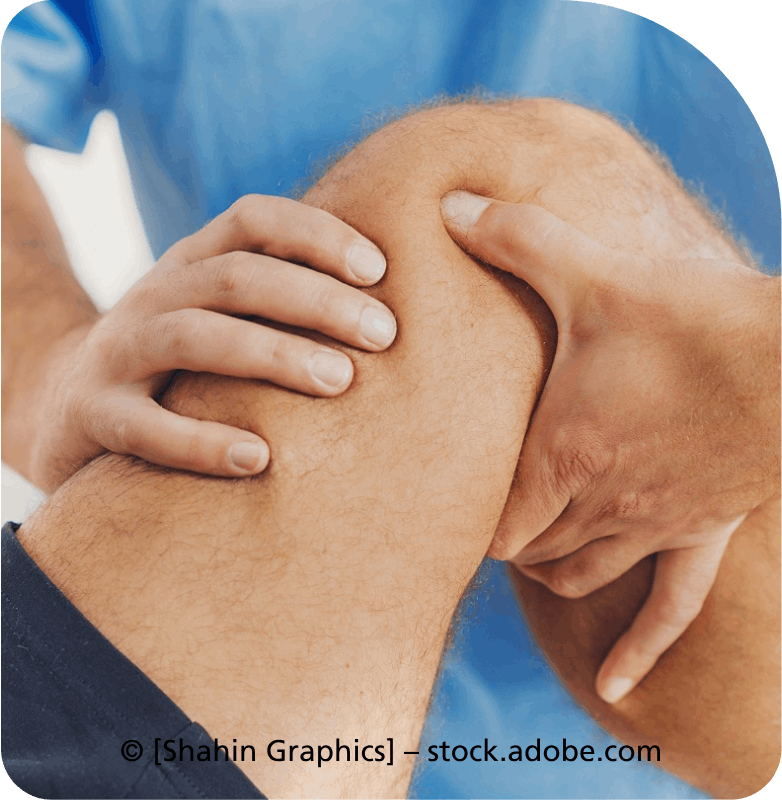 Ein Mann lässt sein Knie von einem Arzt untersuchen