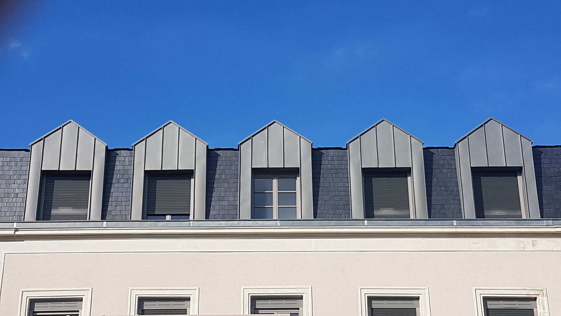 Une toiture avec cinq lucarnes