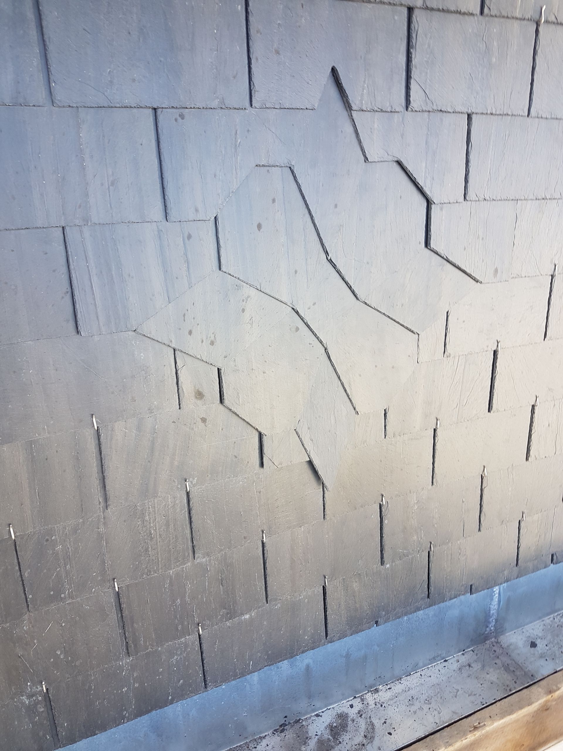 Une couverture en ardoise, couleur gris clair