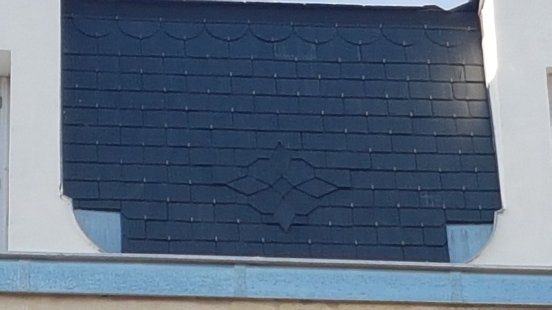 Une couverture en ardoise avec un motif floral