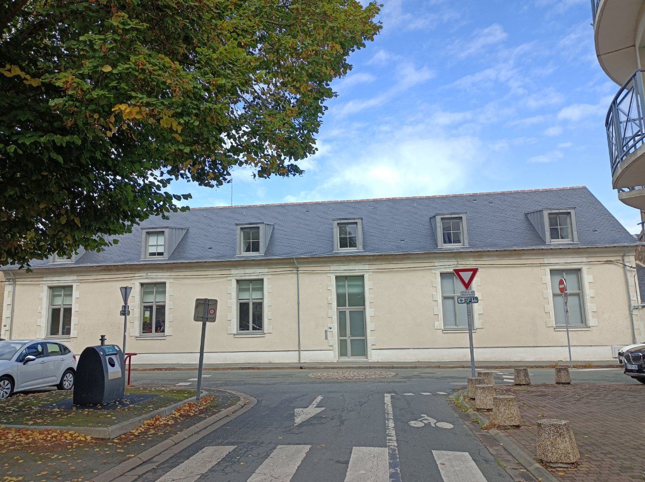 Une maison au bout de la route avec un toit rénové