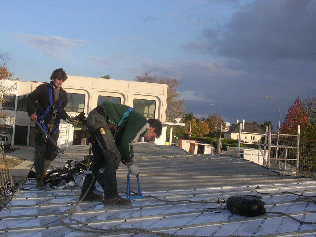 Des couvreurs sur une toiture