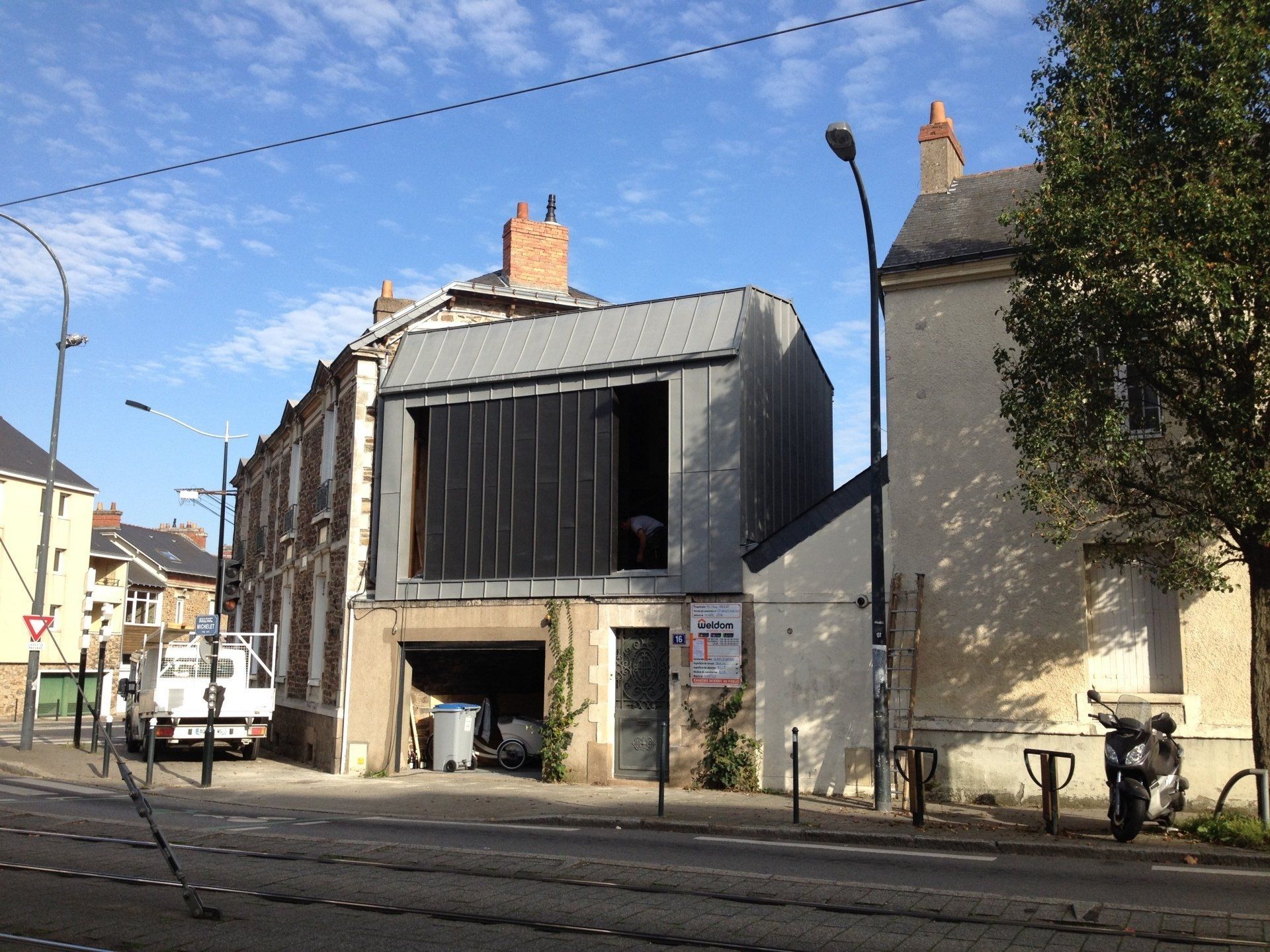 Un bâtiment avec bardage