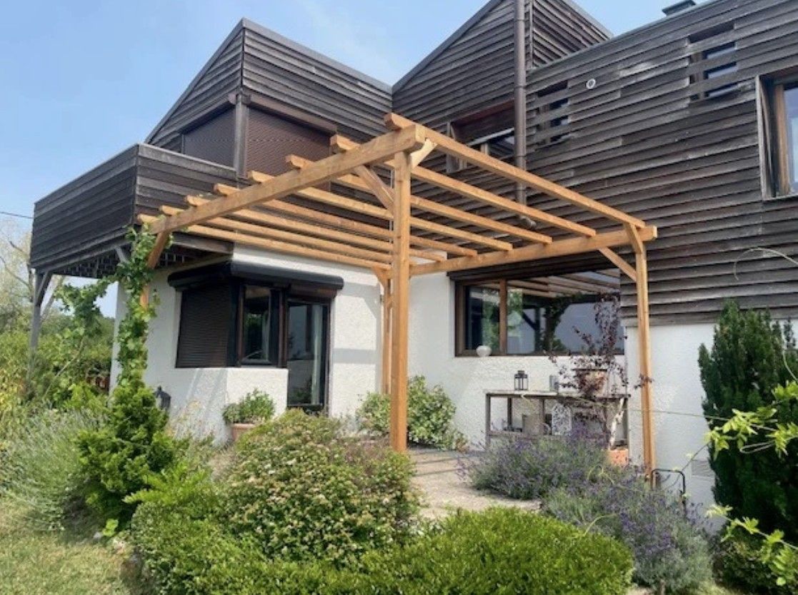 Des marches en pierre traversent un jardin fleuri.