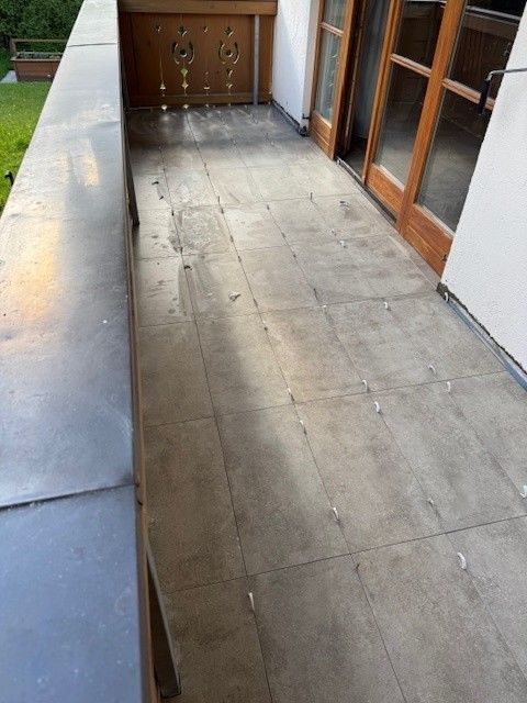 Ein geteiltes Bild mit einer baufälligen Küche auf der linken Seite und einer eleganten, modernen Küche auf der rechten Seite, das eine Renovierung verdeutlicht.