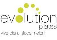 El logo de evolution pilates es verde y negro y dice vive bien.
