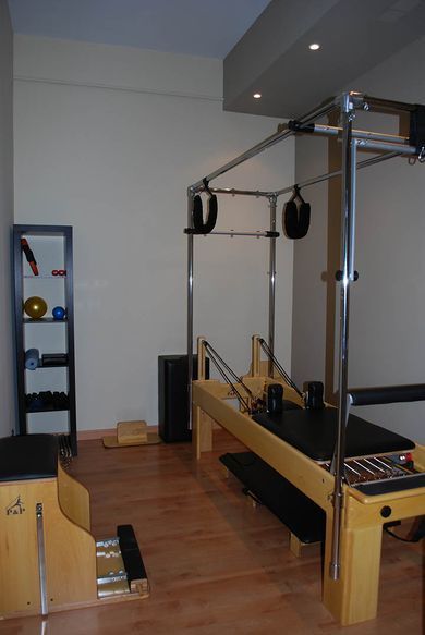 Una habitación con una máquina de pilates.