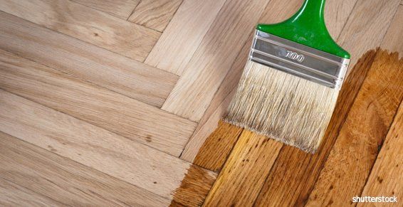 Parquet En Bois Abîmé Avec Des Parties Enlevées Et Pâte Adhésive Ancienne  De Parquet Visible Banque D'Images et Photos Libres De Droits. Image  54562845