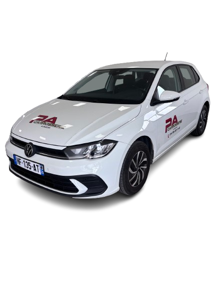 Une Volkswagen Polo blanche à hayon avec le logo rouge de la marque sur le capot et la portière latérale.