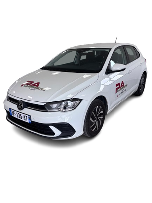Une Volkswagen Polo blanche à hayon avec le logo rouge de la marque sur le capot et la portière latérale.