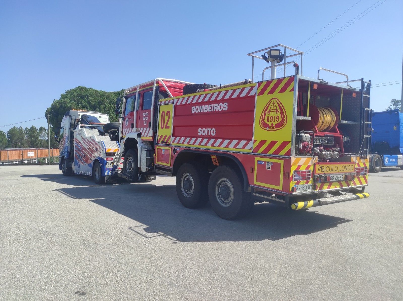 Caminhão de bombeiros, com a inscrição 
