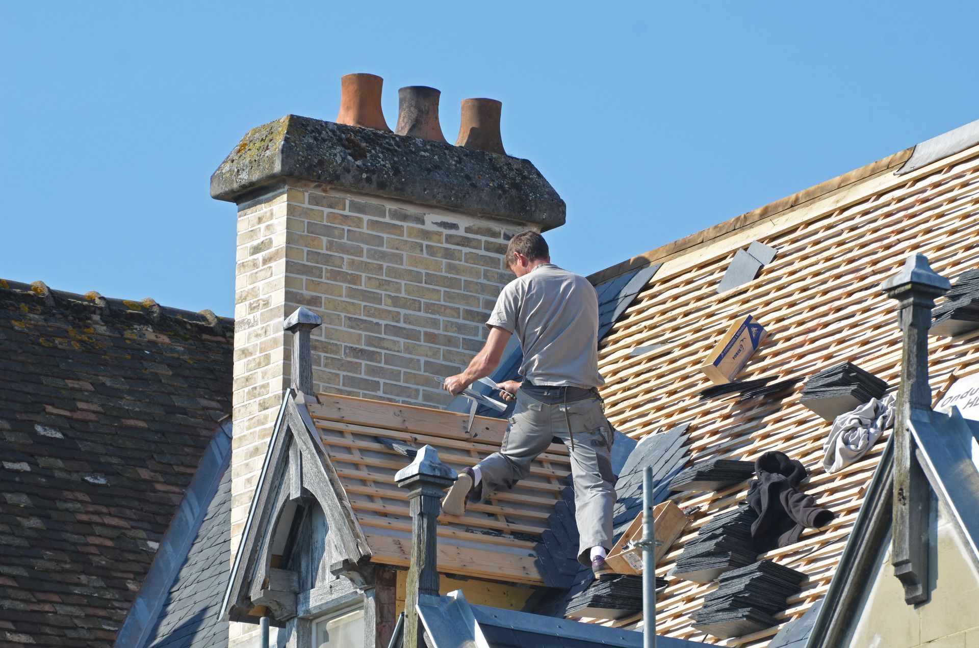 Travaux de toiture avec une cheminée