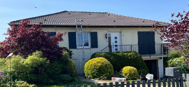 Maison aux tuiles sales