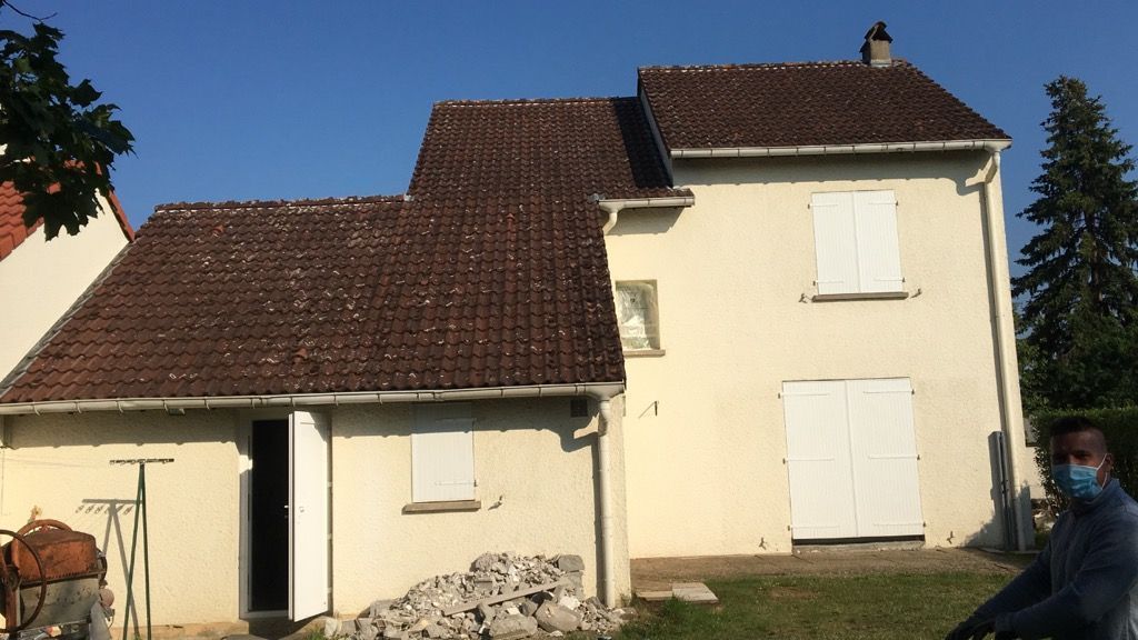 Maison au toit rouge sale