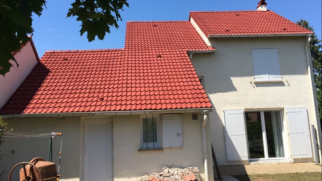 Maison au toit rouge propre