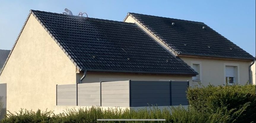 Maison avec un toit bleu sale