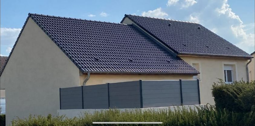 Maison avec un toit bleu propre