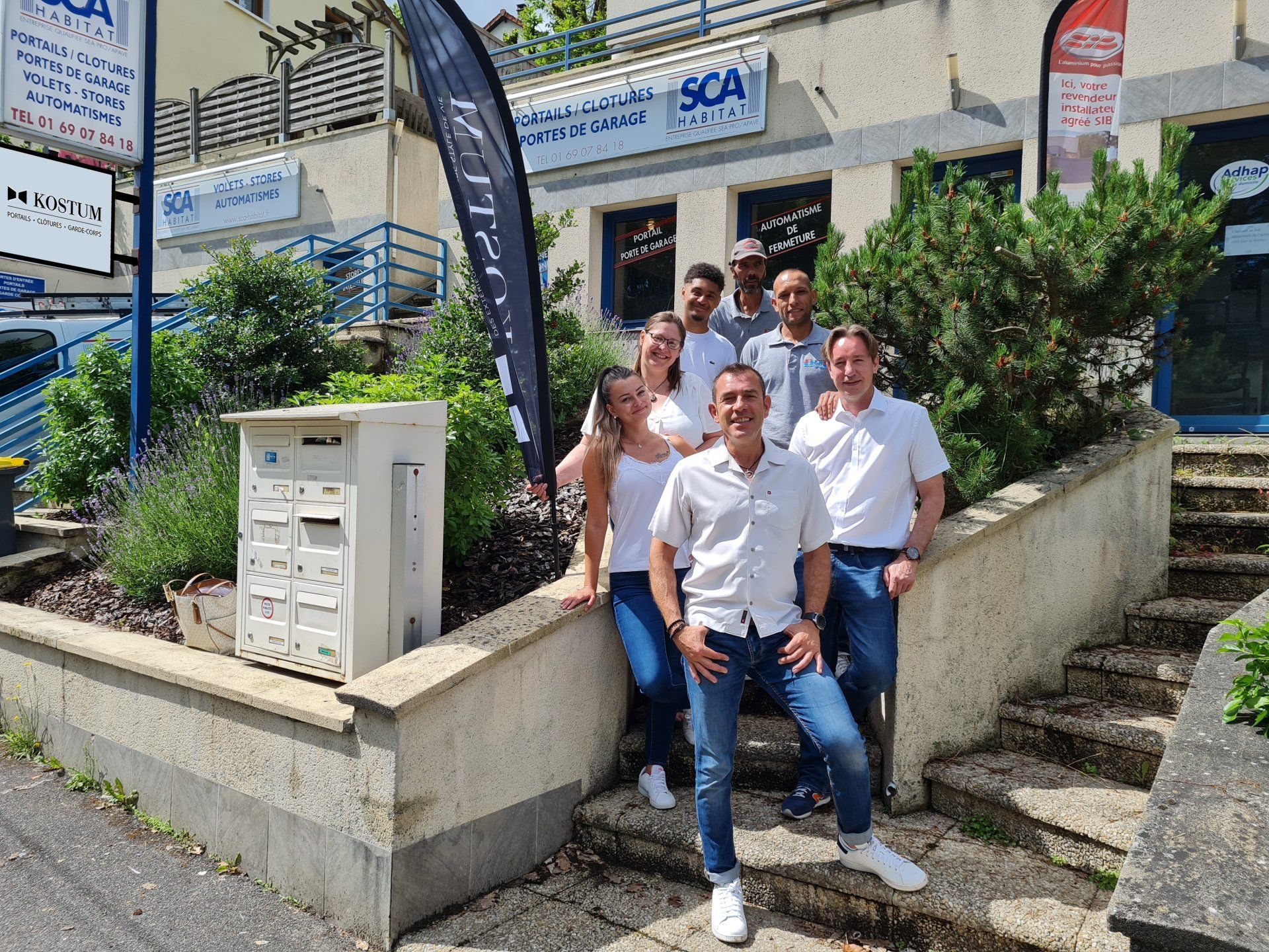 Équipe SCA Habitat devant le siège de l’entreprise