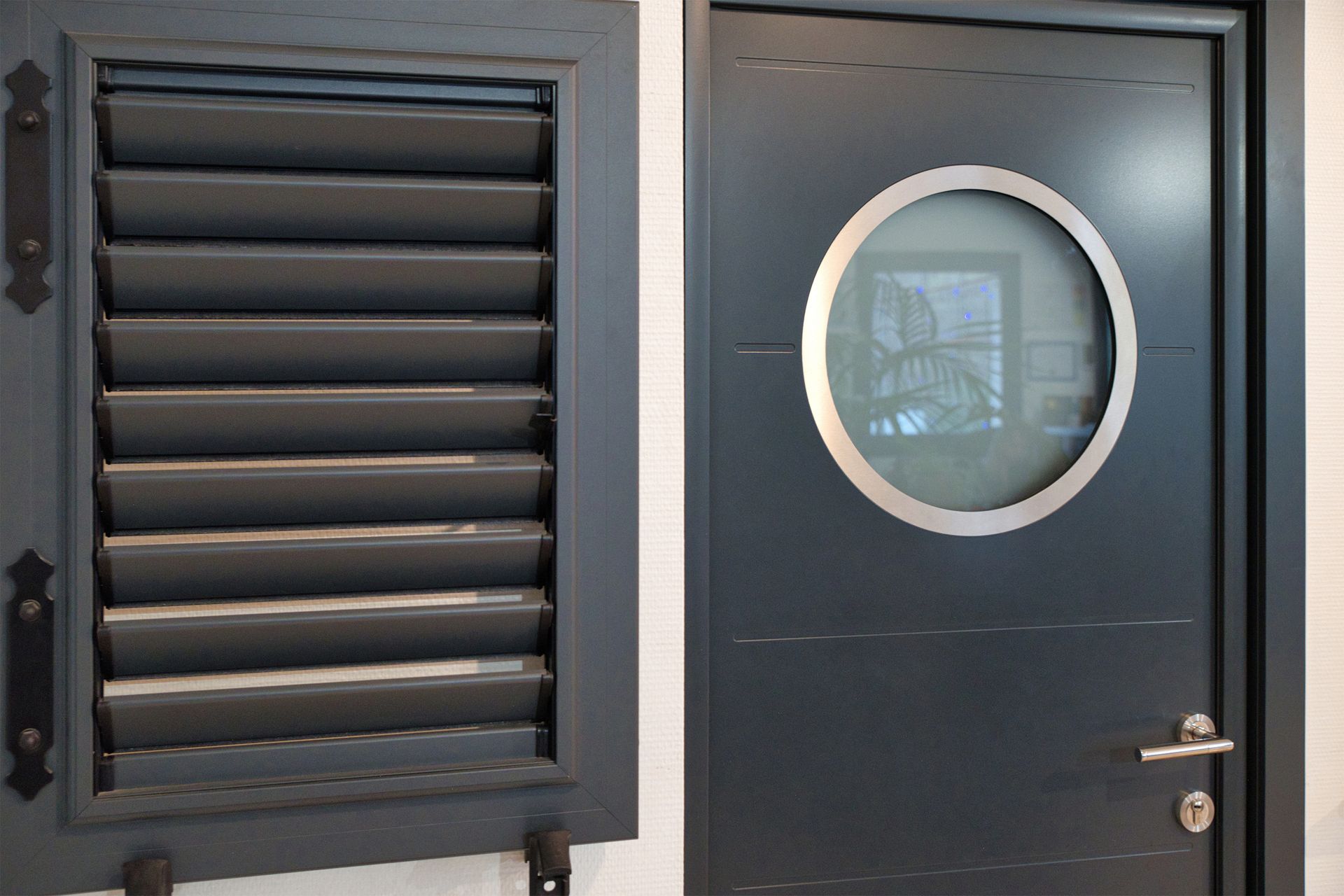 Vue d'une porte d'entrée dans le showroom de l'entreprise 