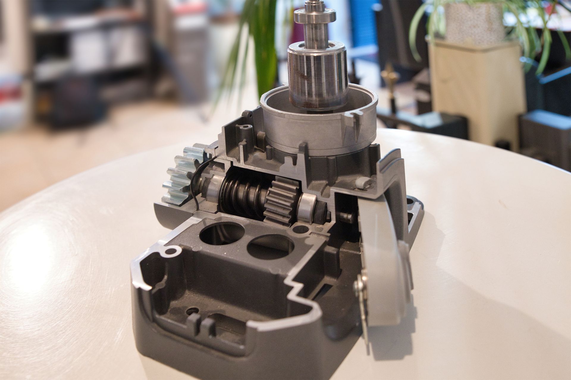 Vue en détail d'une motorisation de portail 