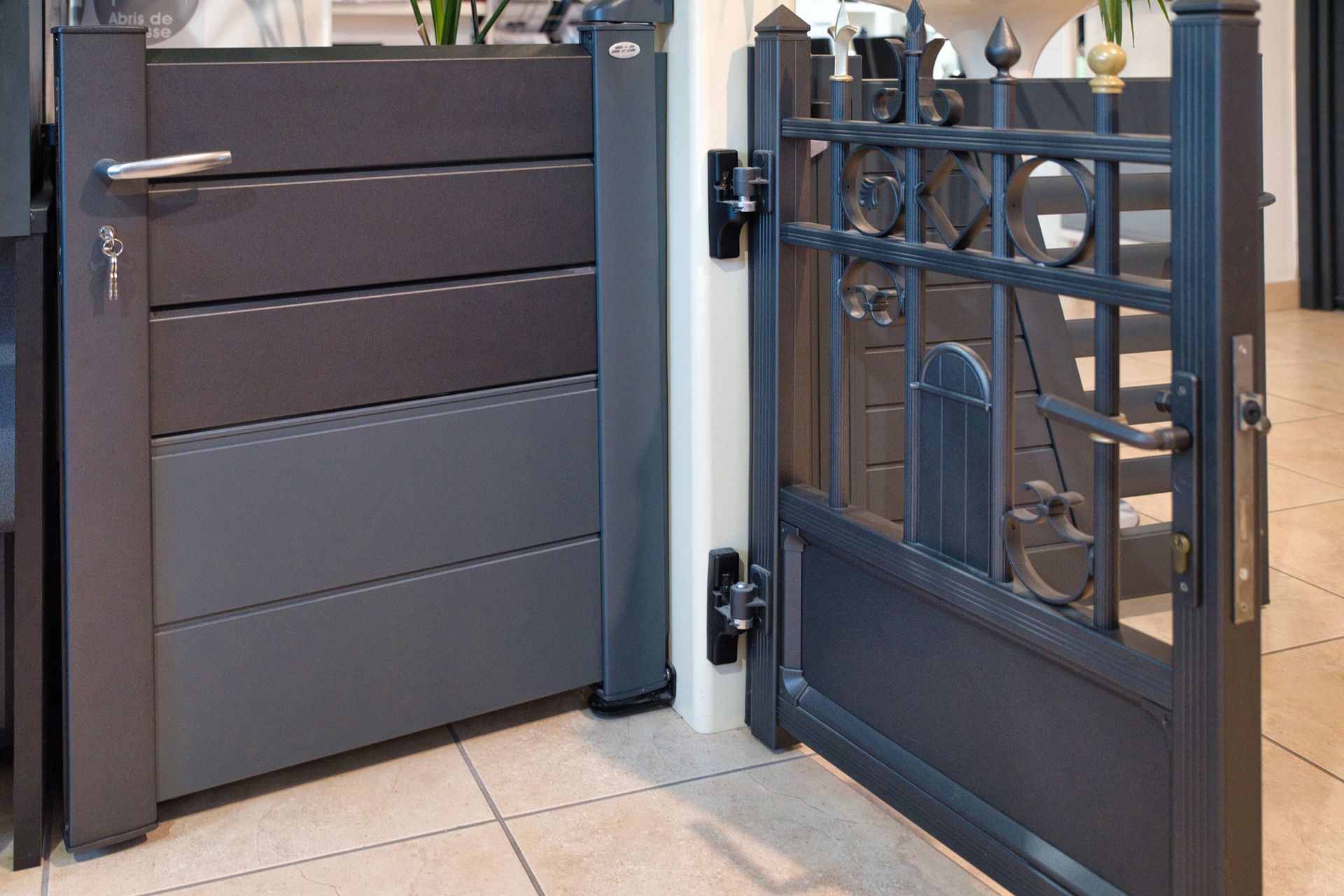 Présentation des portillons du showroom de l'entreprise 