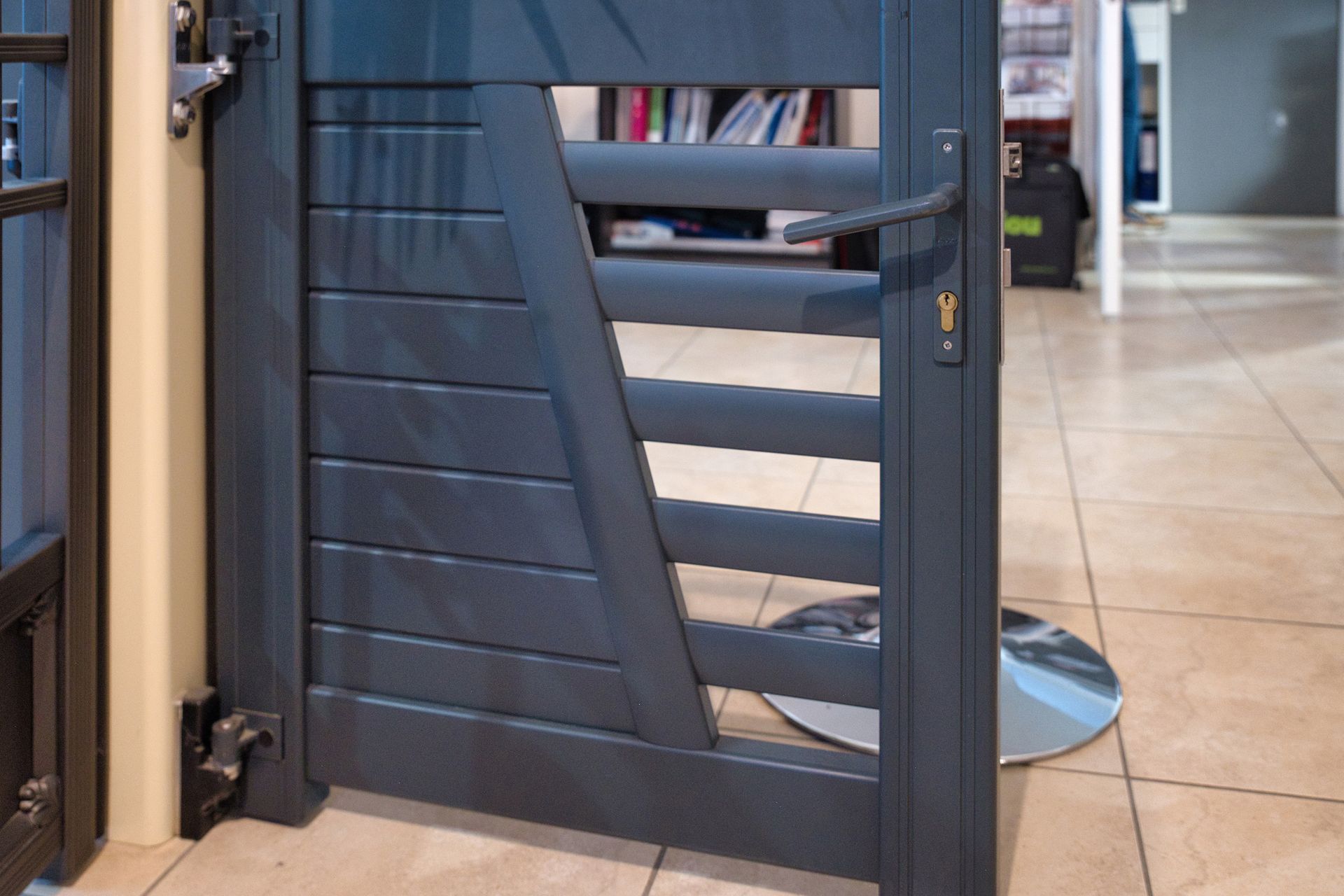 Vue d'un portillon du showroom de l'entreprise 