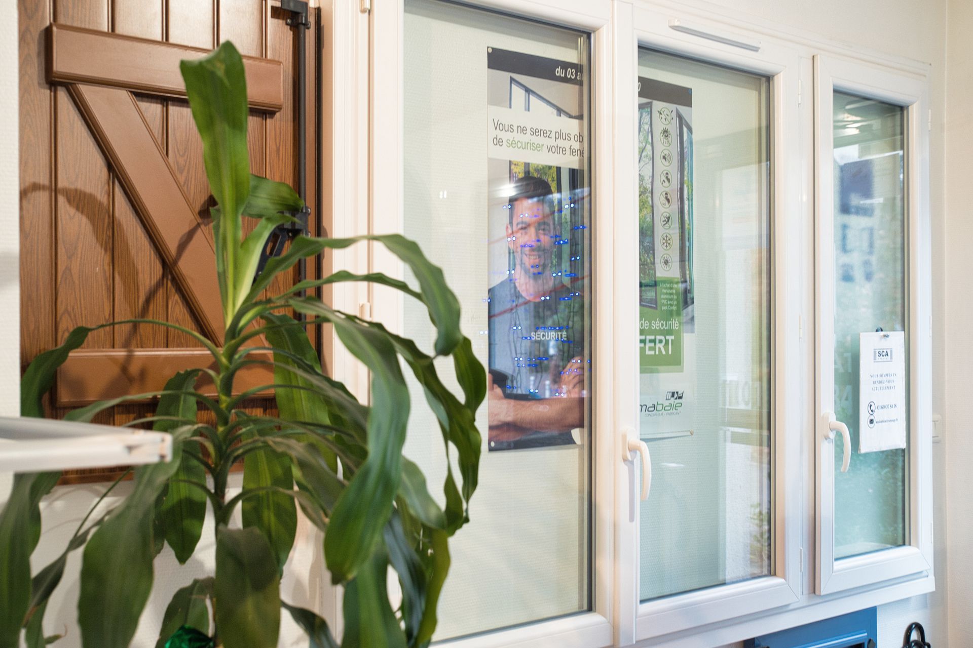 Vue d'une fenêtre PVC dans le showroom de l'entreprise 