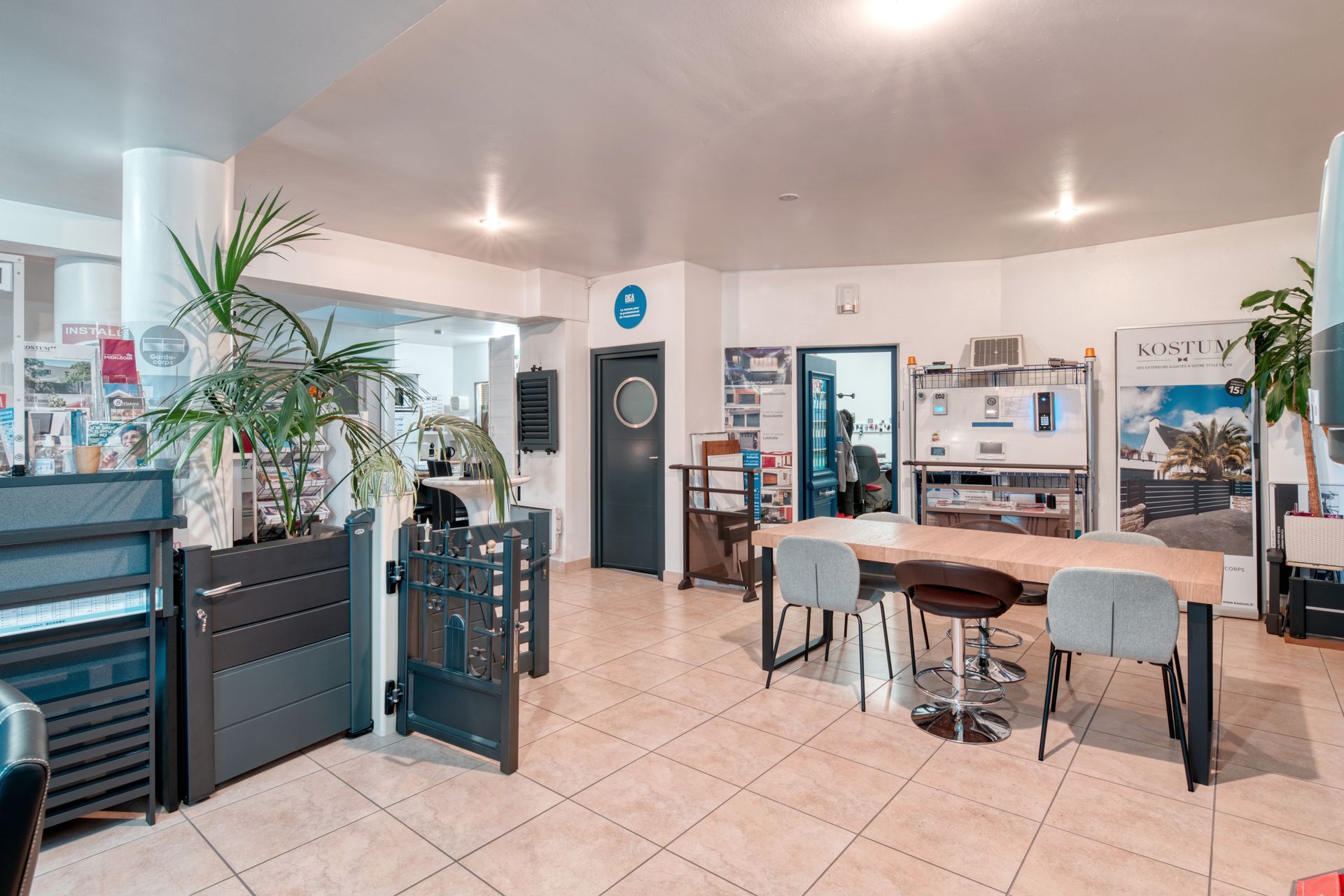 Vue d'ensemble du showroom de l'entreprise 