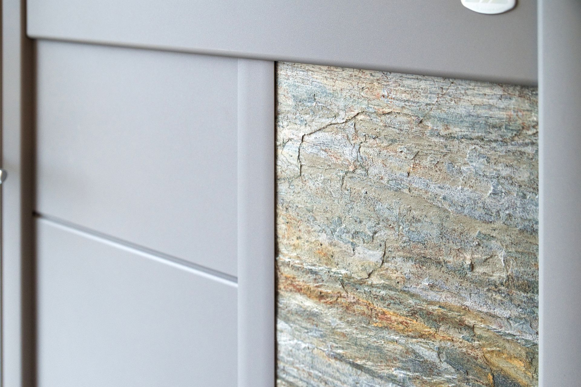 Vue en détail d'une finition de portail dans le showroom de l'entreprise 