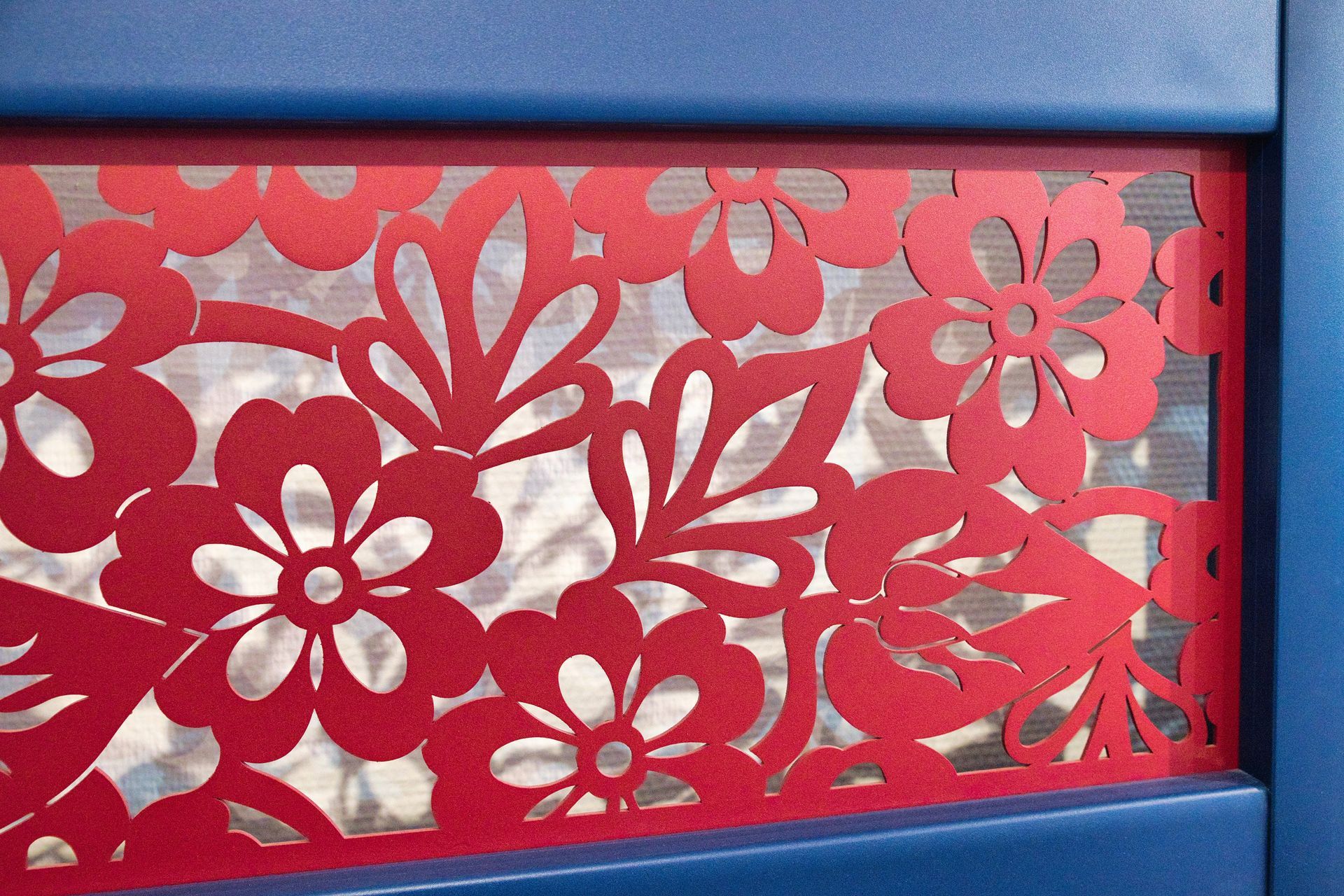 Vue en détail d'un motif de finition dans le showroom de l'entreprise 