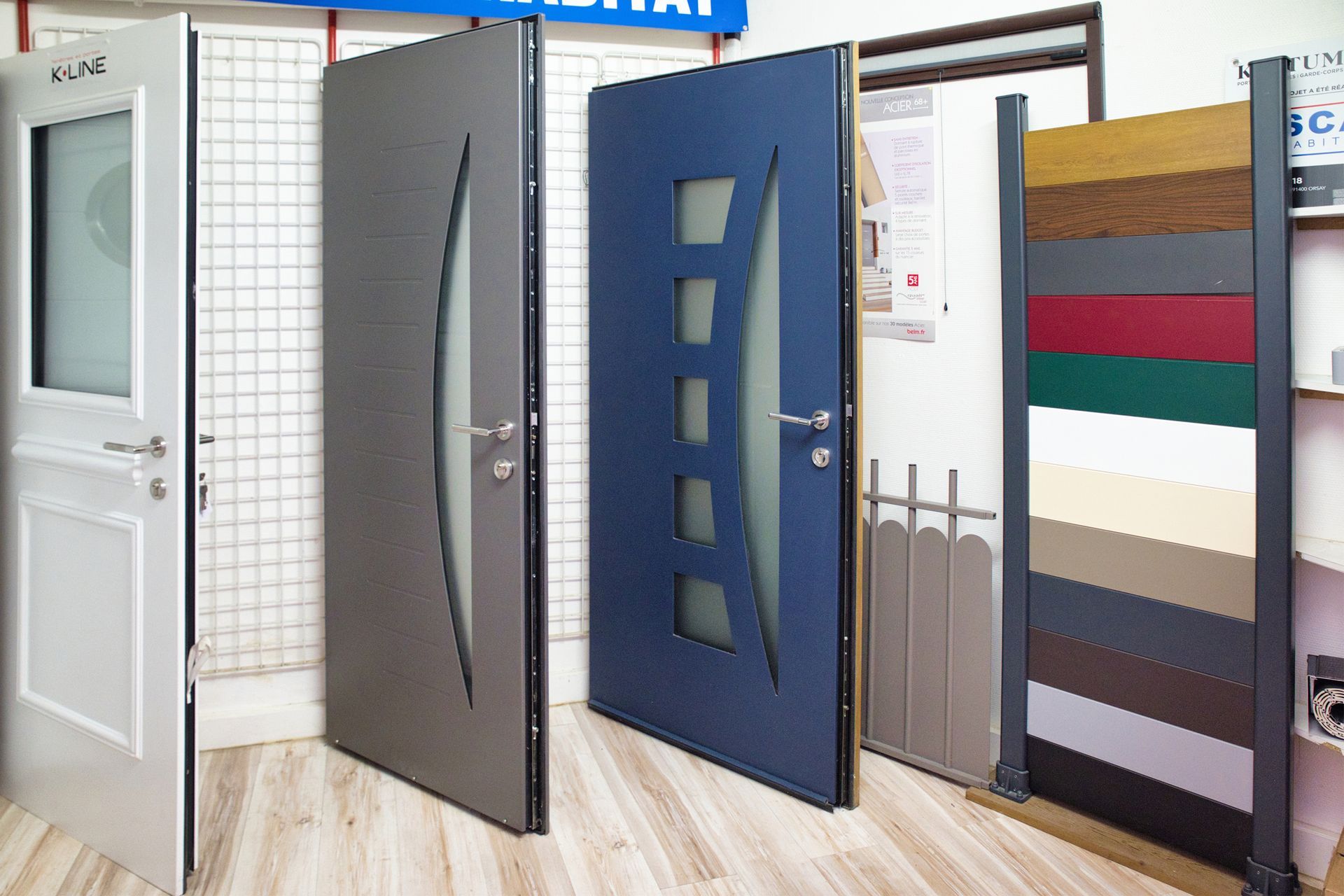 Présentation des portes d'entrée du showroom de l'entreprise 