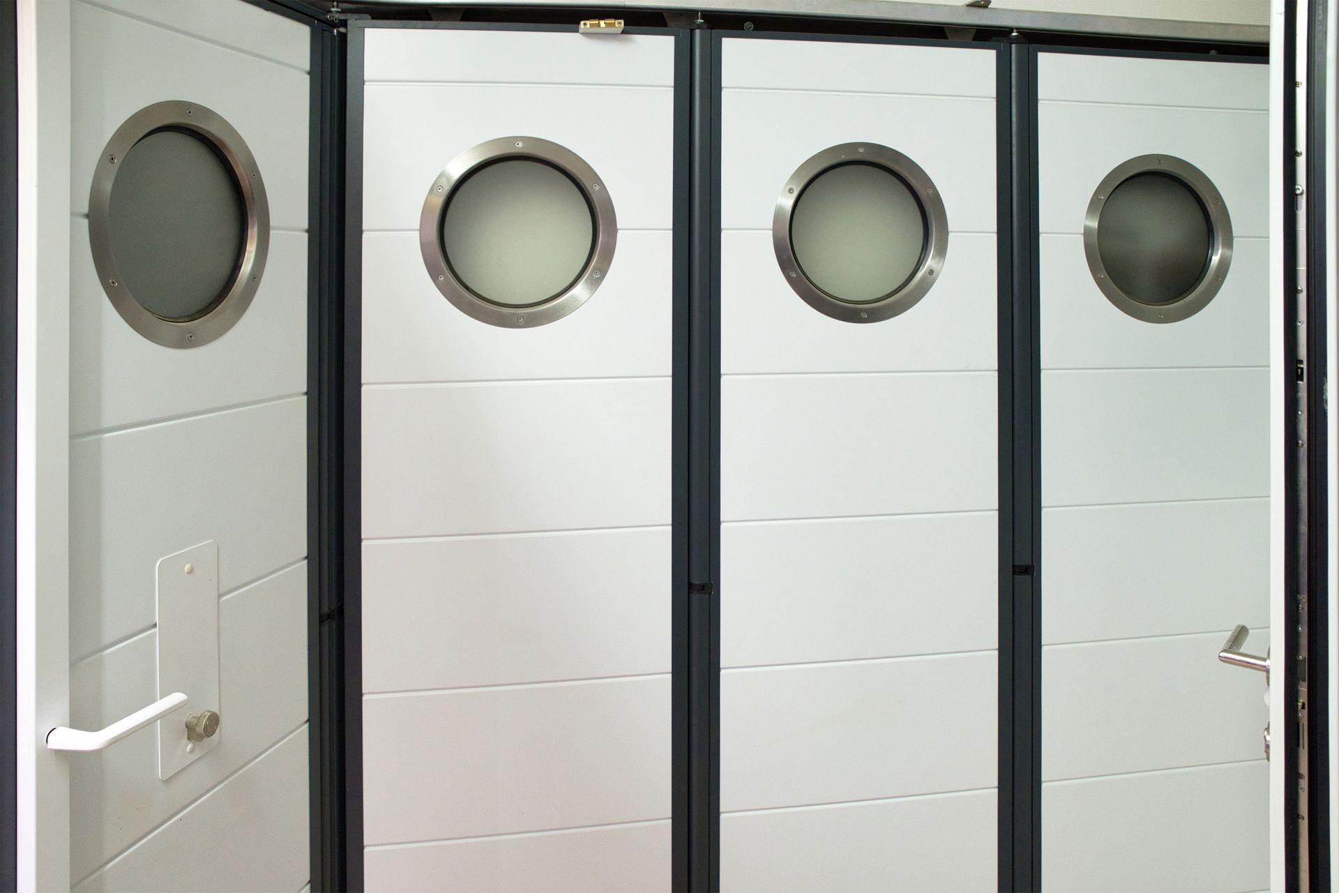 Porte de garage coulissante dans le showroom de l'entreprise 