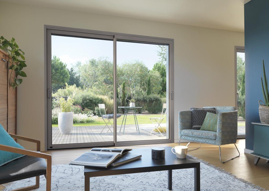 Salon avec baie vitrée