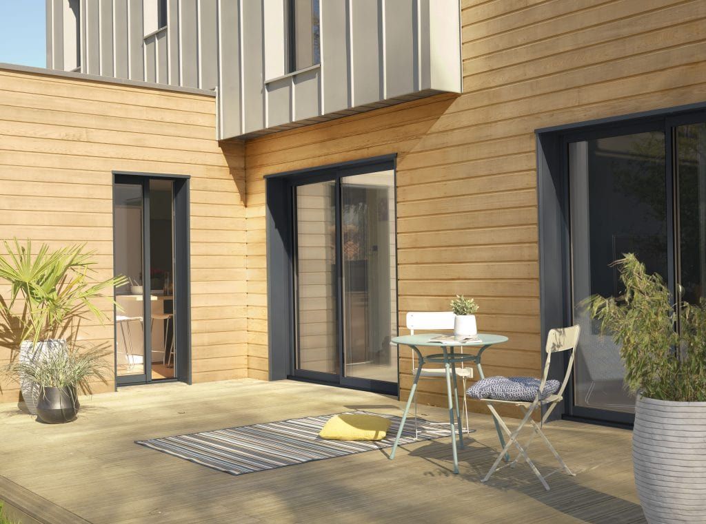 Maison en bois avec des huisseries grises anthracites
