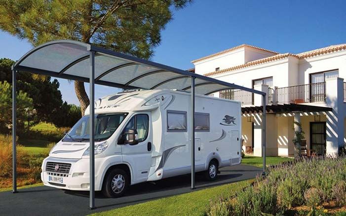 Camping-car sous un abri d’auto