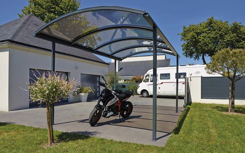 Moto garée sous un abri à véhicule