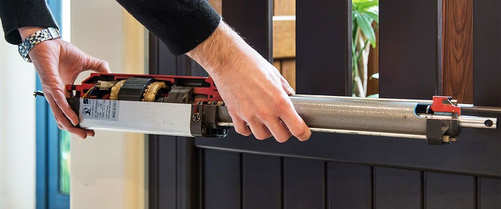 Personne réglant un moteur de portail