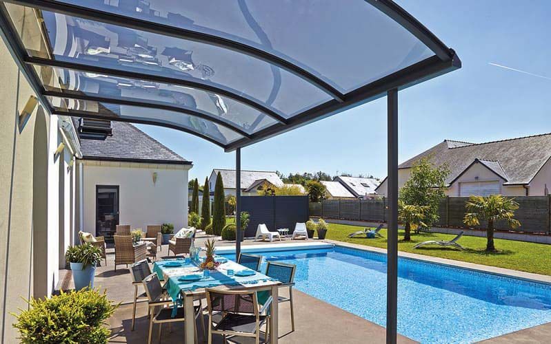 Abri sur une terrasse au bord d'une piscine