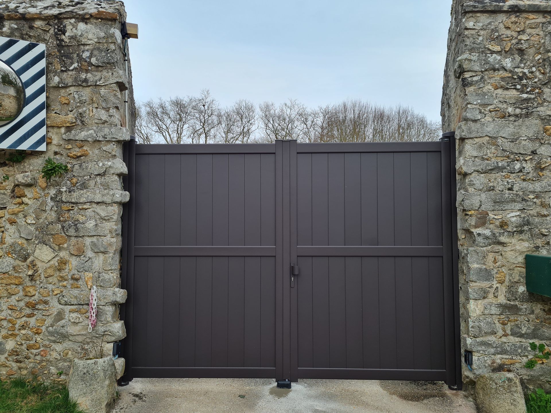 Portail battant gris foncé