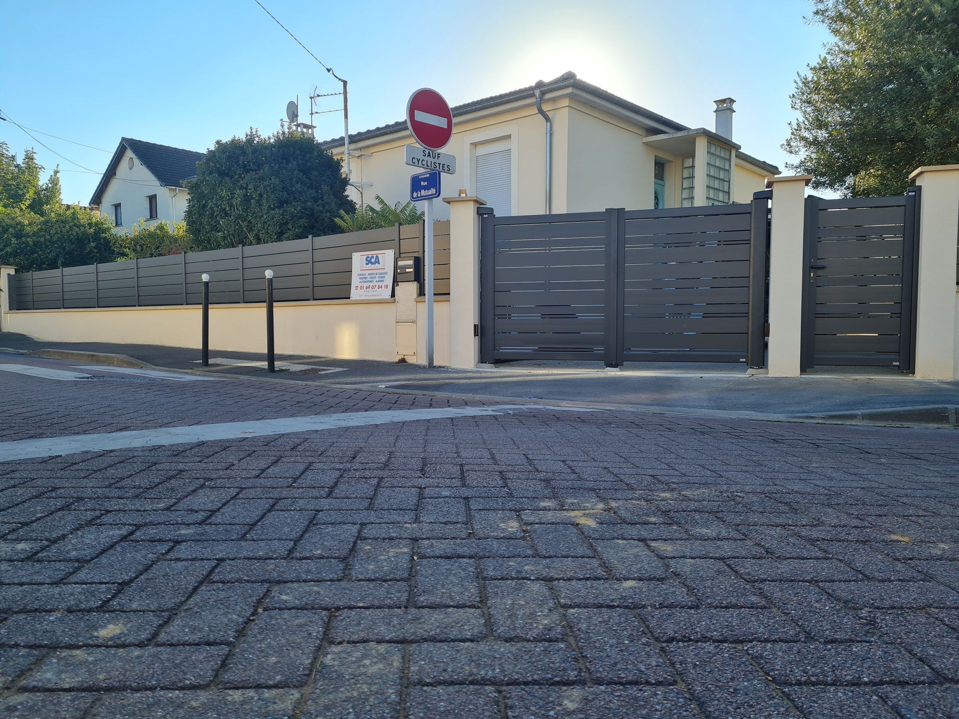 Devanture d'une maison avec portail et portillon