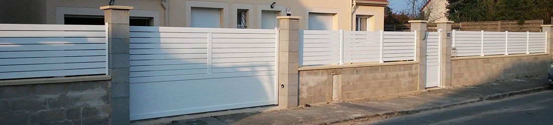 Portails et clôtures blancs en PVC